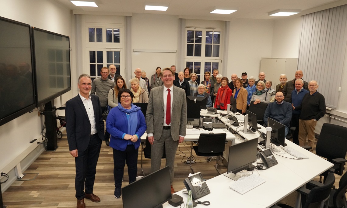 v. l. Frank Dosquet, Direktor der WTD 91, Roswitha Sehrbrock(Vorsitzende KV Emsland) und Landrat Marc-André Burgdorf. (Foto: Europa-Union)