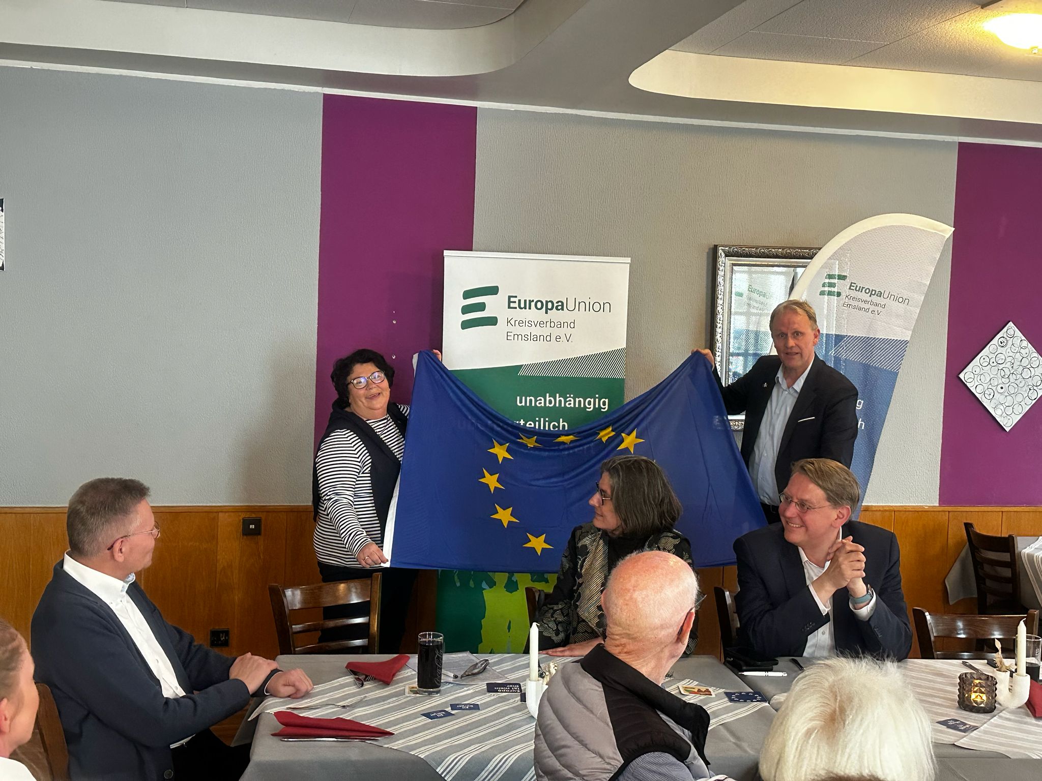 Zum Abschluss seines Besuchs überreichte Jens Gieseke der Vorsitzenden Roswitha Sehrbrock eine Europa-Flagge als Zeichen der Verbundenheit mit der europäischen Idee.