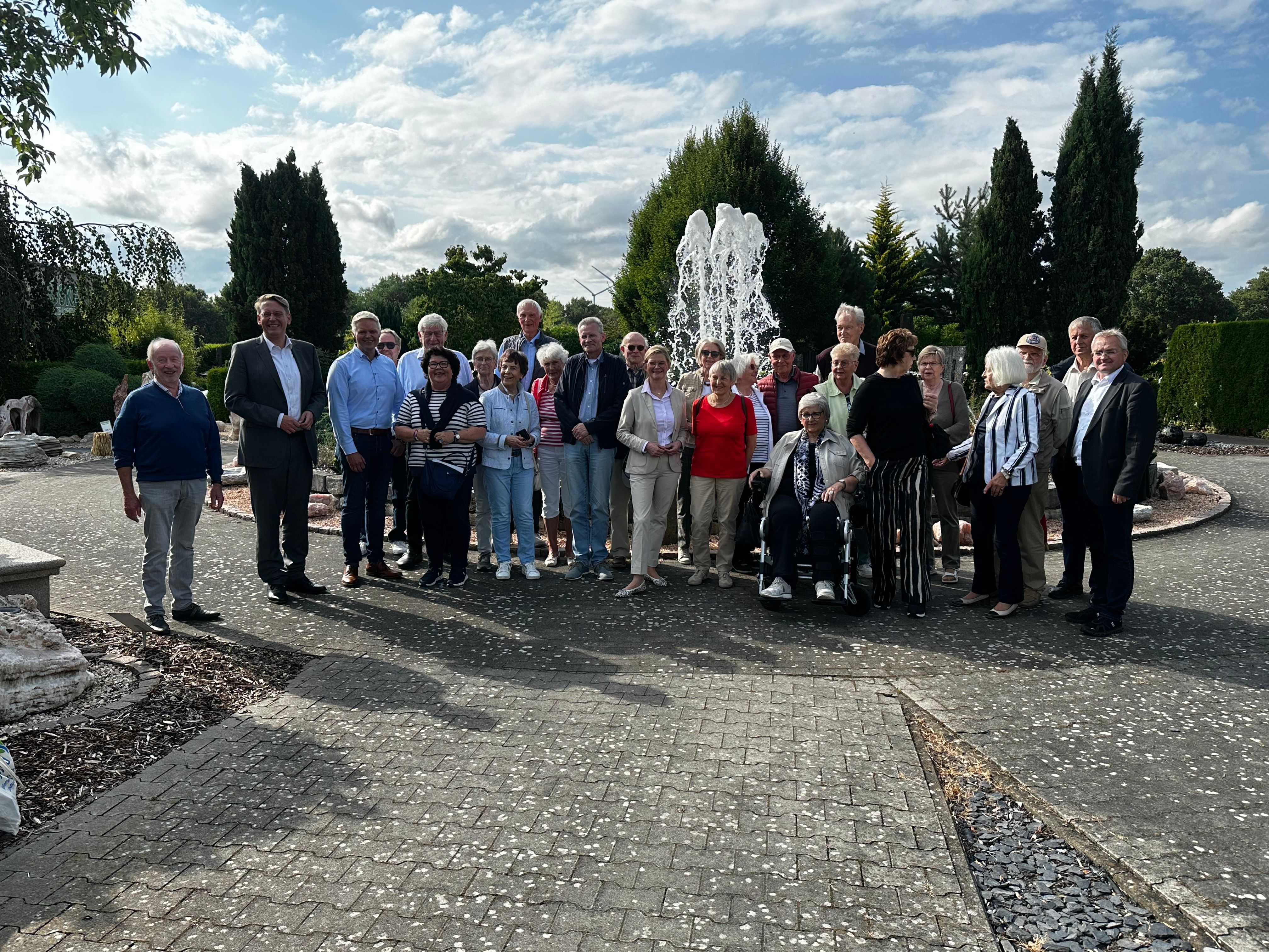  2.v.l. Landrat Marc-André Burgdorf, Geschäftsführer Christian Lüske, Roswitha Sehrbrock (Vorsitzende KV Emsland)  Mitglieder  der Europa-Union , Lara Evers MdL und Werner Schräer Bürgermeister der Stadt Haselünne 